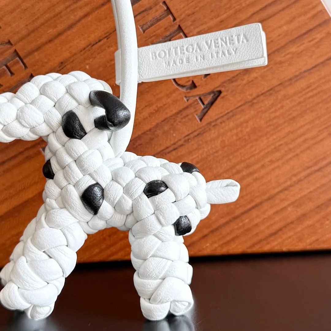 Batch 540 BOTTEGA VENETA2025 new puppy-shaped pendant braided puppy is now online😎The leather braided puppy-shaped pendant can be hung on any handbag, and it is as cute, delicate and colorful as it matches with a bag. Cute and cute, it will touch your heart at any time. It can be hung on bags or keychains. Who can resist such a cute puppy? Style number: 807068